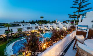 Lujoso apartamento reformado con vistas al mar en venta en una urbanización cerrada en la Milla de Oro de Marbella 802860 