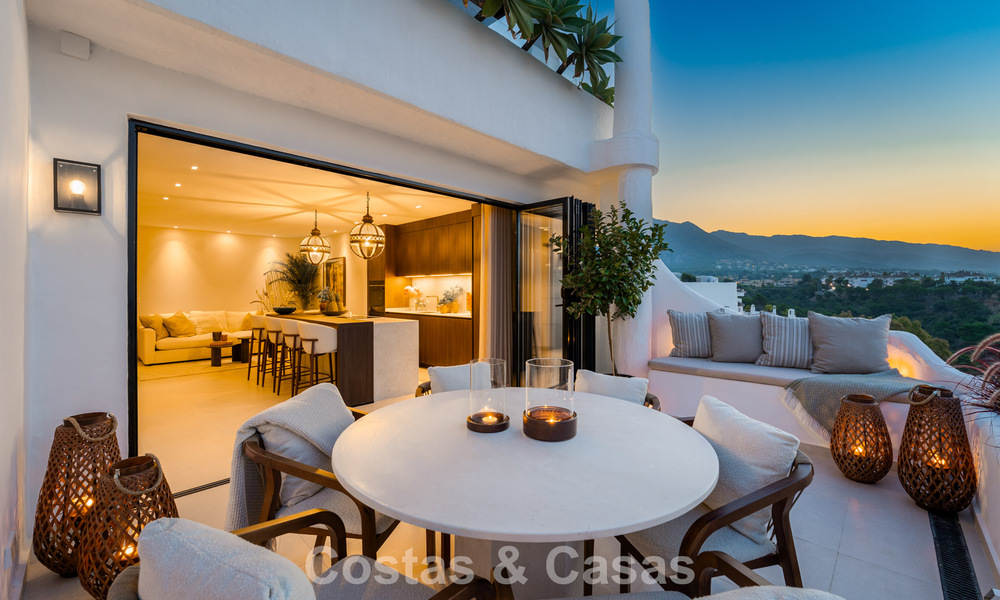 Lujoso apartamento reformado con vistas al mar en venta en una urbanización cerrada en la Milla de Oro de Marbella 802861
