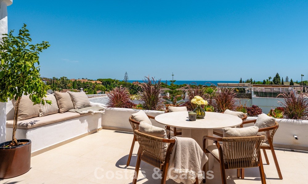 Lujoso apartamento reformado con vistas al mar en venta en una urbanización cerrada en la Milla de Oro de Marbella 802862