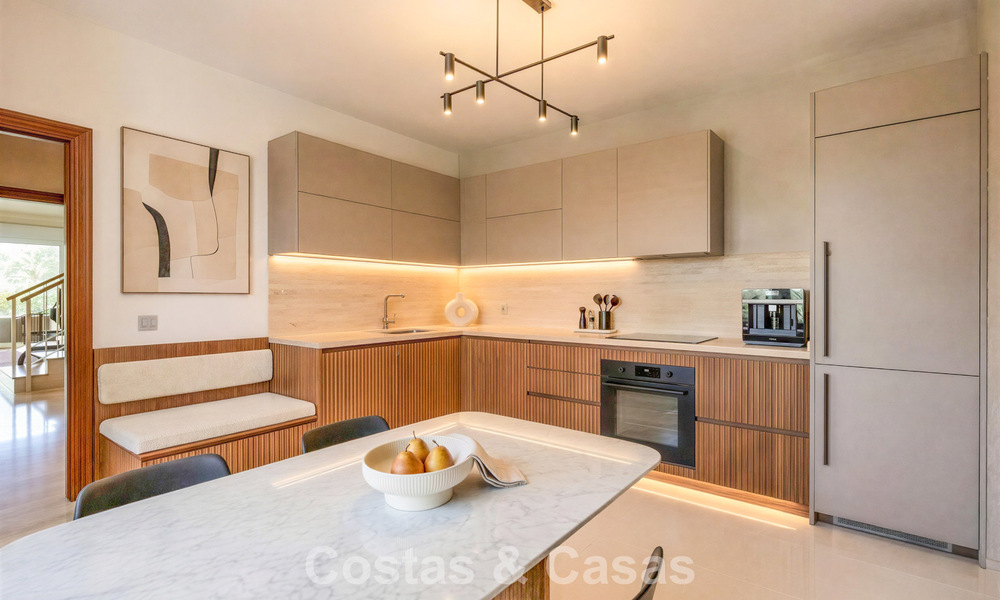 Villa pareada con gran potencial en venta, primera línea de golf en Nueva Andalucía, Marbella 802864