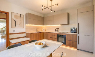 Villa pareada con gran potencial en venta, primera línea de golf en Nueva Andalucía, Marbella 802864 