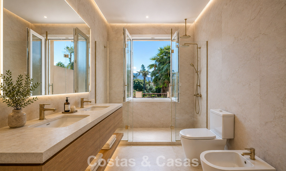 Villa pareada con gran potencial en venta, primera línea de golf en Nueva Andalucía, Marbella 802866
