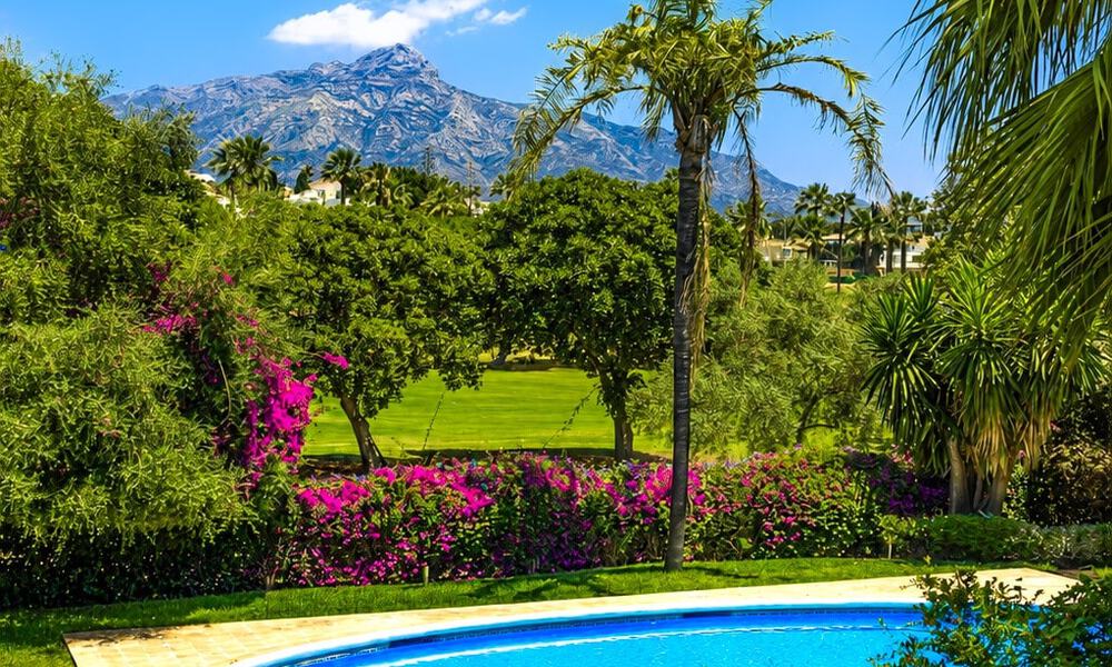Villa pareada con gran potencial en venta, primera línea de golf en Nueva Andalucía, Marbella 802875