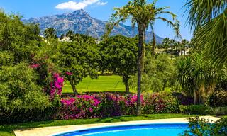Villa pareada con gran potencial en venta, primera línea de golf en Nueva Andalucía, Marbella 802875 