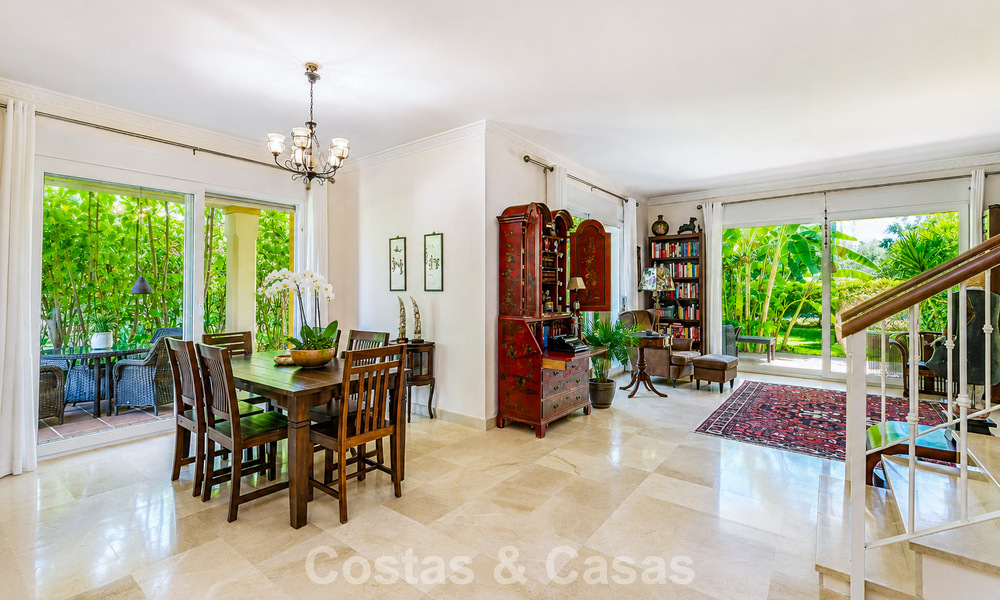Villa pareada con gran potencial en venta, primera línea de golf en Nueva Andalucía, Marbella 802879
