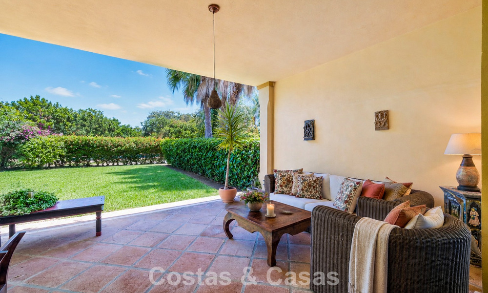 Villa pareada con gran potencial en venta, primera línea de golf en Nueva Andalucía, Marbella 802880