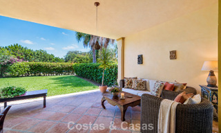 Villa pareada con gran potencial en venta, primera línea de golf en Nueva Andalucía, Marbella 802880 
