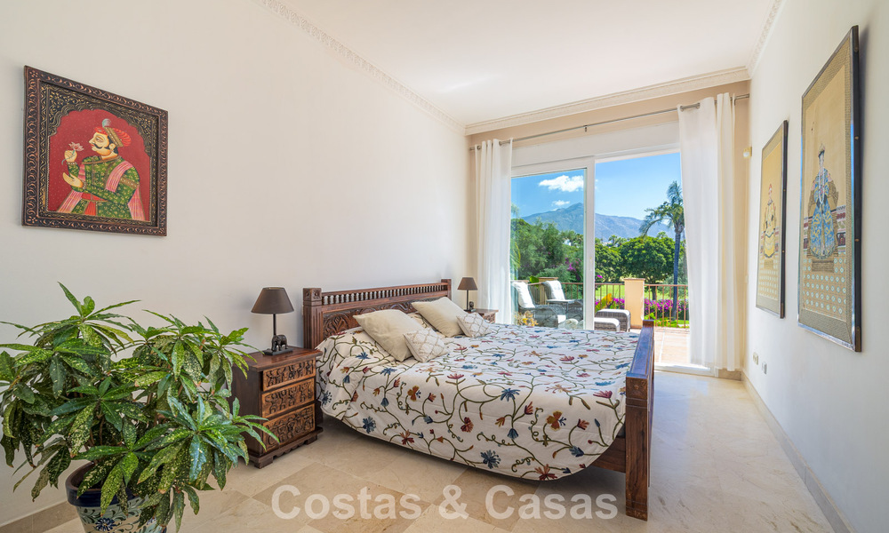 Villa pareada con gran potencial en venta, primera línea de golf en Nueva Andalucía, Marbella 802882