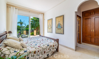 Villa pareada con gran potencial en venta, primera línea de golf en Nueva Andalucía, Marbella 802883 