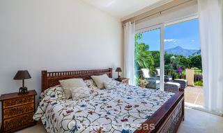 Villa pareada con gran potencial en venta, primera línea de golf en Nueva Andalucía, Marbella 802884 