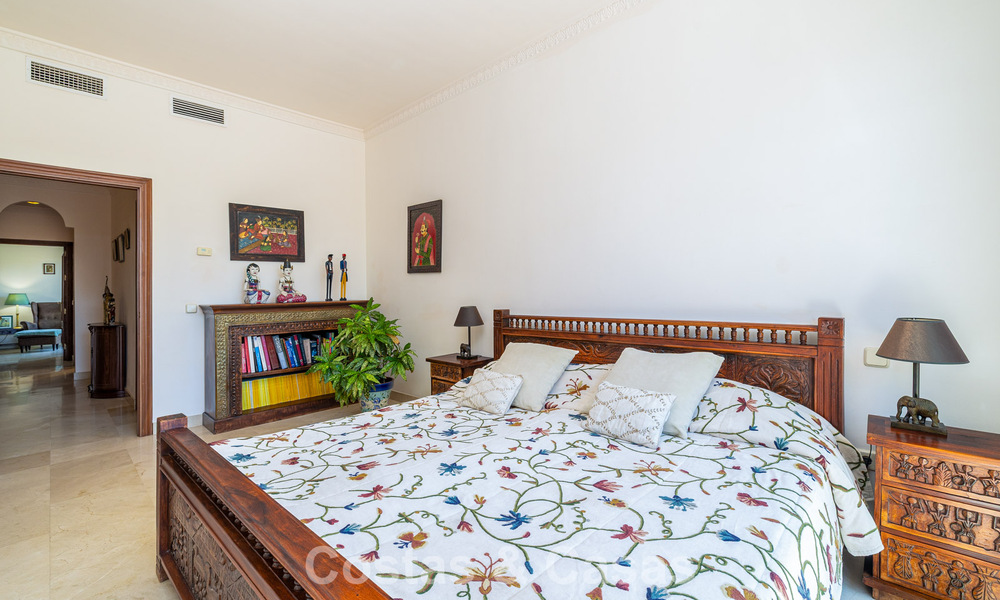 Villa pareada con gran potencial en venta, primera línea de golf en Nueva Andalucía, Marbella 802885