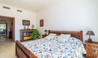 Villa pareada con gran potencial en venta, primera línea de golf en Nueva Andalucía, Marbella 802885 