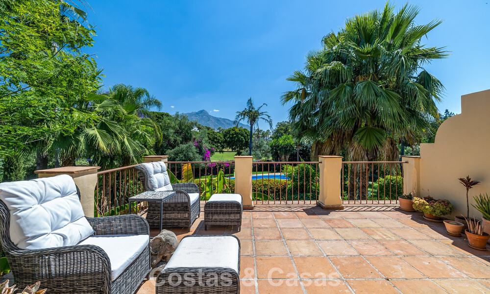 Villa pareada con gran potencial en venta, primera línea de golf en Nueva Andalucía, Marbella 802886