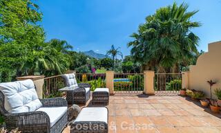 Villa pareada con gran potencial en venta, primera línea de golf en Nueva Andalucía, Marbella 802886 