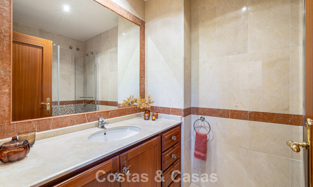 Villa pareada con gran potencial en venta, primera línea de golf en Nueva Andalucía, Marbella 802888