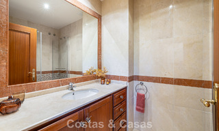 Villa pareada con gran potencial en venta, primera línea de golf en Nueva Andalucía, Marbella 802888 