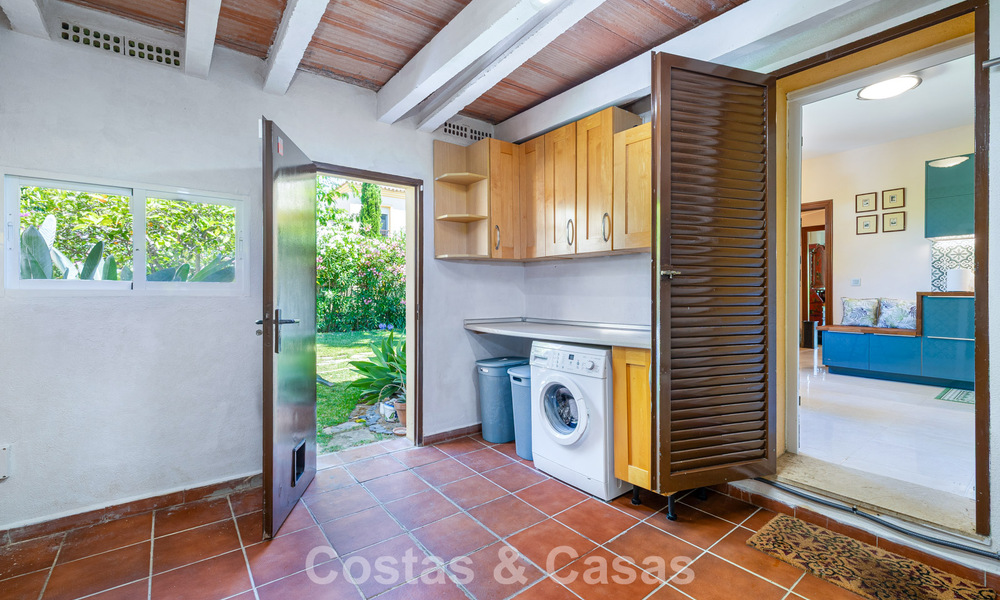 Villa pareada con gran potencial en venta, primera línea de golf en Nueva Andalucía, Marbella 802890
