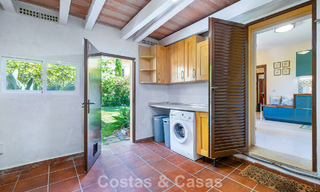 Villa pareada con gran potencial en venta, primera línea de golf en Nueva Andalucía, Marbella 802890 