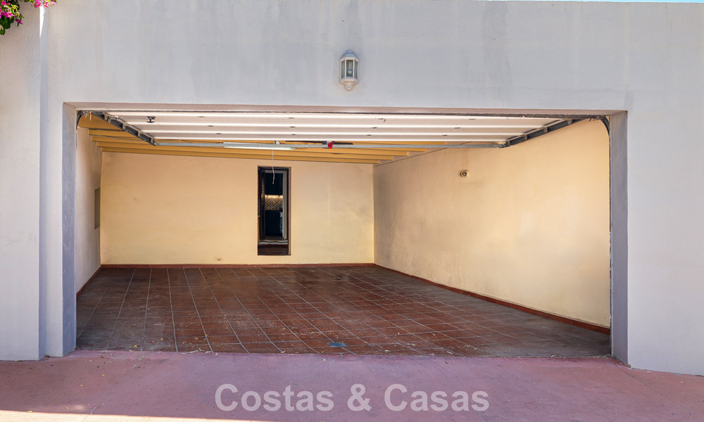 Villa pareada con gran potencial en venta, primera línea de golf en Nueva Andalucía, Marbella 802891