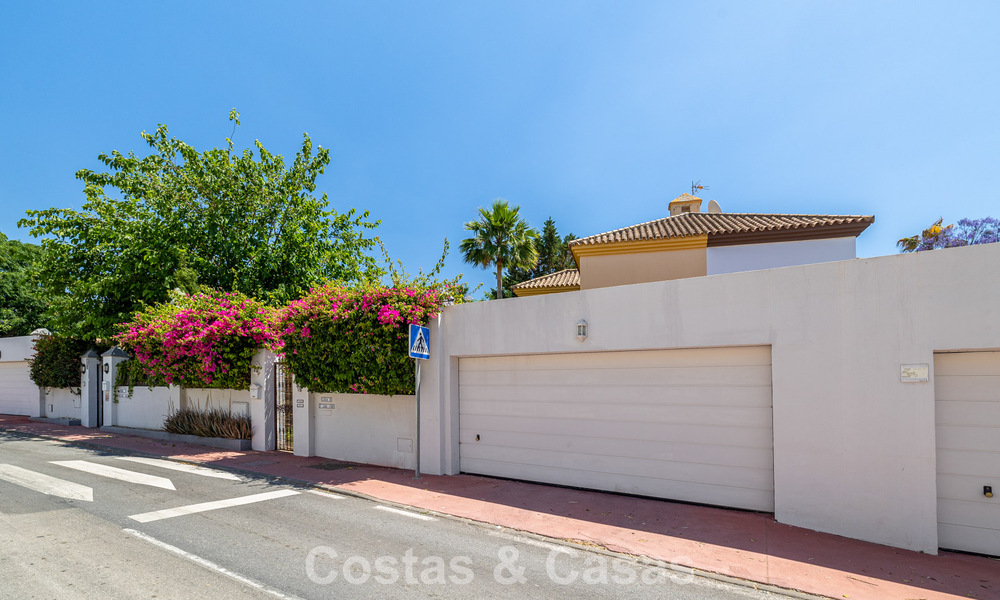 Villa pareada con gran potencial en venta, primera línea de golf en Nueva Andalucía, Marbella 802892