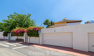 Villa pareada con gran potencial en venta, primera línea de golf en Nueva Andalucía, Marbella 802892 