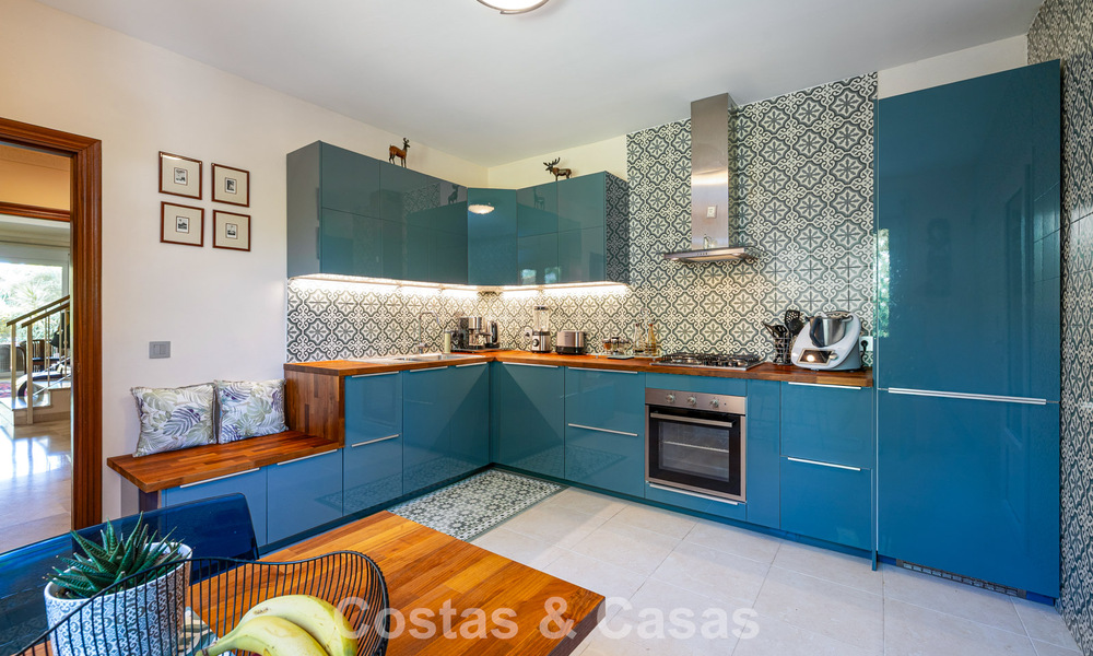 Villa pareada con gran potencial en venta, primera línea de golf en Nueva Andalucía, Marbella 802893
