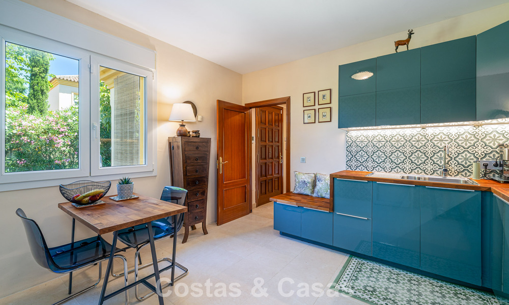 Villa pareada con gran potencial en venta, primera línea de golf en Nueva Andalucía, Marbella 802895