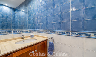 Villa pareada con gran potencial en venta, primera línea de golf en Nueva Andalucía, Marbella 802896 