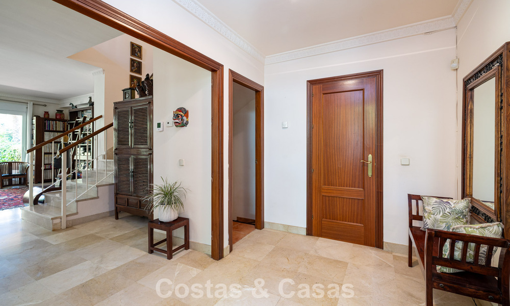 Villa pareada con gran potencial en venta, primera línea de golf en Nueva Andalucía, Marbella 802897