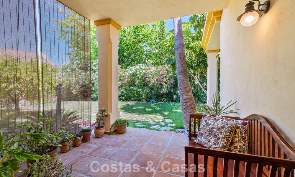 Villa pareada con gran potencial en venta, primera línea de golf en Nueva Andalucía, Marbella 802898