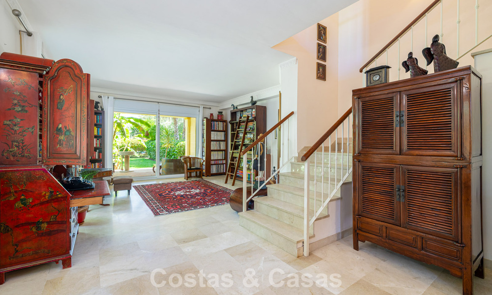 Villa pareada con gran potencial en venta, primera línea de golf en Nueva Andalucía, Marbella 802899