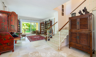 Villa pareada con gran potencial en venta, primera línea de golf en Nueva Andalucía, Marbella 802899 