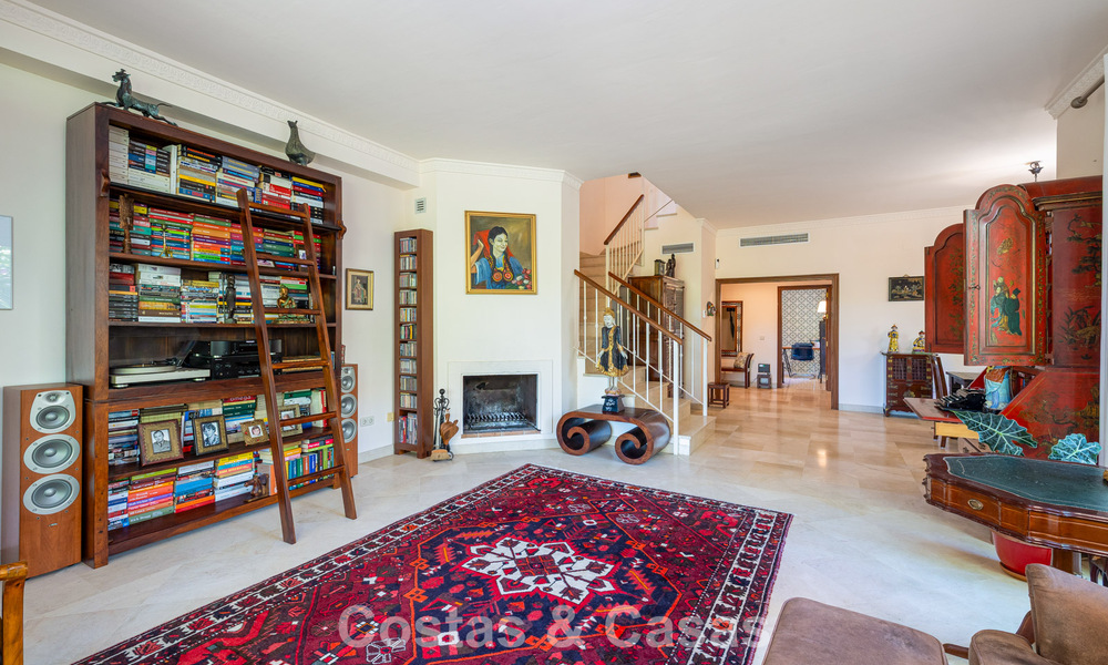 Villa pareada con gran potencial en venta, primera línea de golf en Nueva Andalucía, Marbella 802900