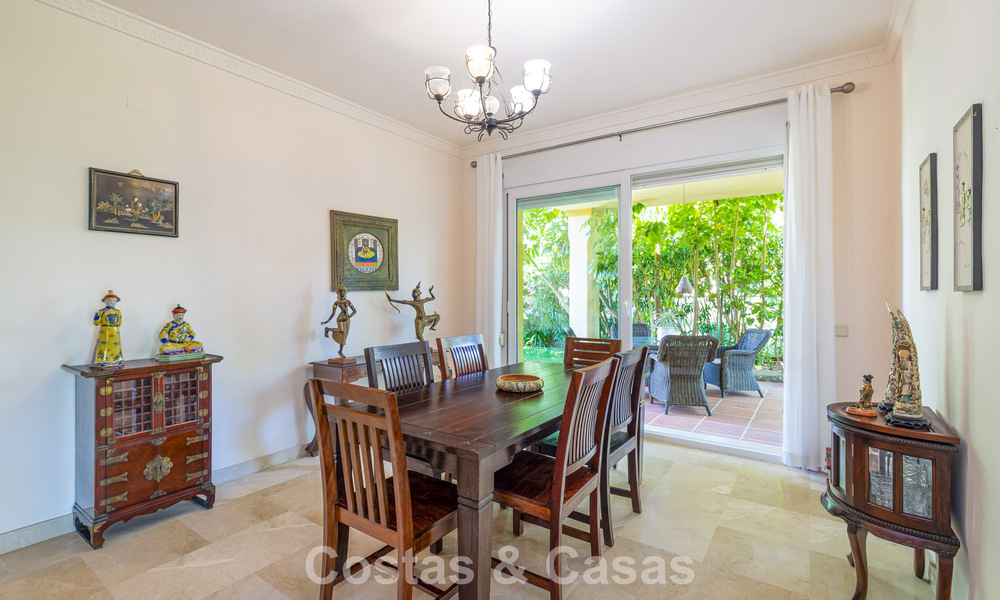 Villa pareada con gran potencial en venta, primera línea de golf en Nueva Andalucía, Marbella 802901