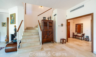 Villa pareada con gran potencial en venta, primera línea de golf en Nueva Andalucía, Marbella 802902 