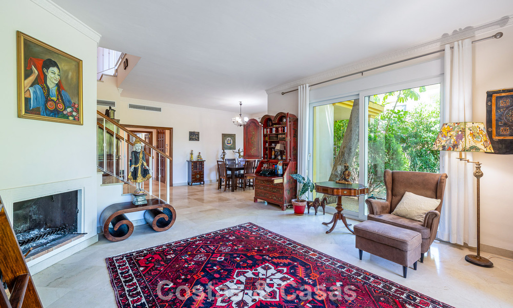 Villa pareada con gran potencial en venta, primera línea de golf en Nueva Andalucía, Marbella 802903