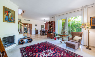 Villa pareada con gran potencial en venta, primera línea de golf en Nueva Andalucía, Marbella 802903 