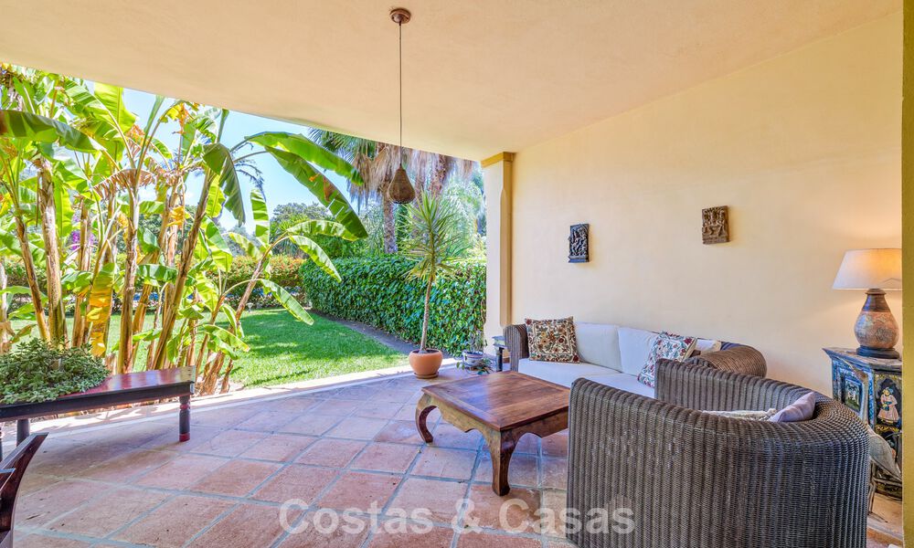 Villa pareada con gran potencial en venta, primera línea de golf en Nueva Andalucía, Marbella 802904