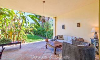 Villa pareada con gran potencial en venta, primera línea de golf en Nueva Andalucía, Marbella 802904 