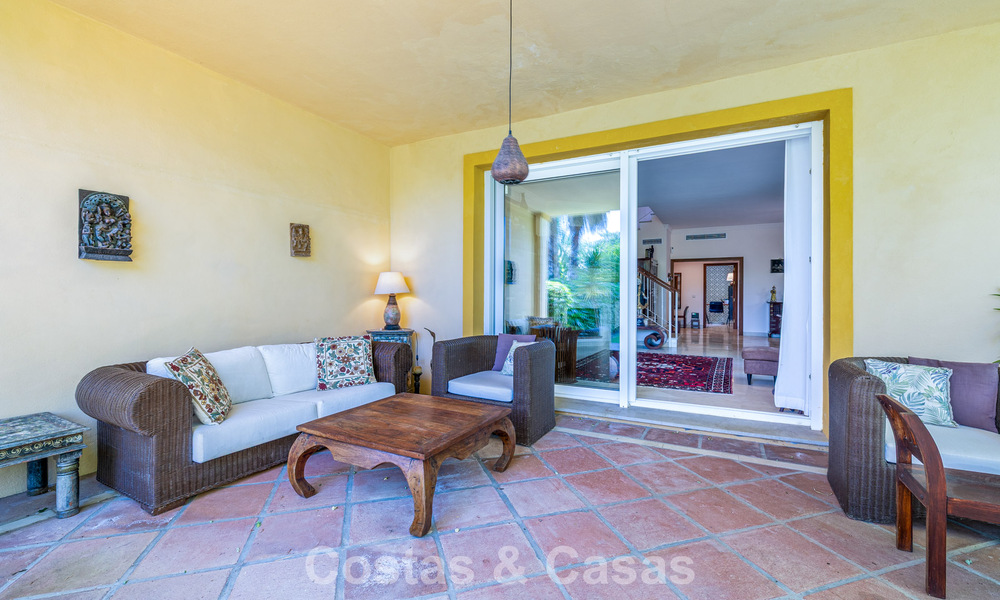 Villa pareada con gran potencial en venta, primera línea de golf en Nueva Andalucía, Marbella 802905