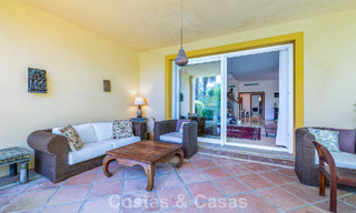 Villa pareada con gran potencial en venta, primera línea de golf en Nueva Andalucía, Marbella 802905 