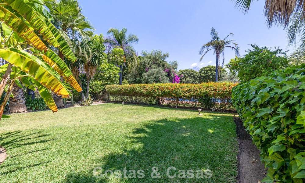 Villa pareada con gran potencial en venta, primera línea de golf en Nueva Andalucía, Marbella 802906