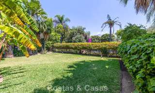 Villa pareada con gran potencial en venta, primera línea de golf en Nueva Andalucía, Marbella 802906 
