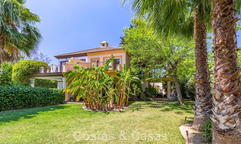 Villa pareada con gran potencial en venta, primera línea de golf en Nueva Andalucía, Marbella 802907
