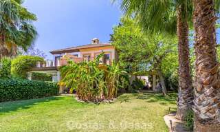 Villa pareada con gran potencial en venta, primera línea de golf en Nueva Andalucía, Marbella 802907 