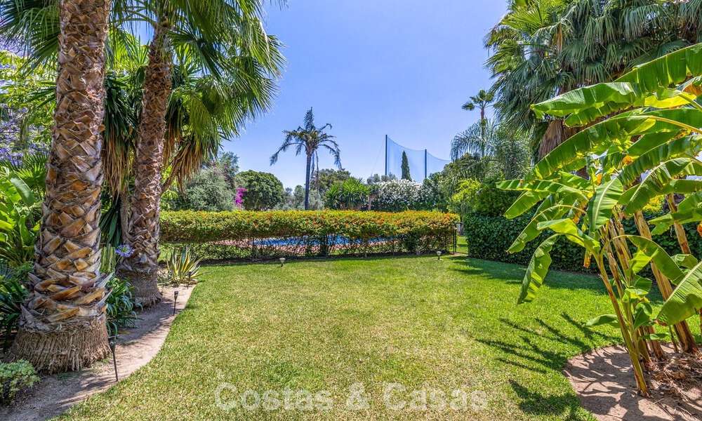 Villa pareada con gran potencial en venta, primera línea de golf en Nueva Andalucía, Marbella 802908
