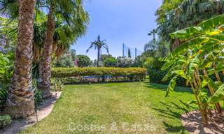 Villa pareada con gran potencial en venta, primera línea de golf en Nueva Andalucía, Marbella 802908 