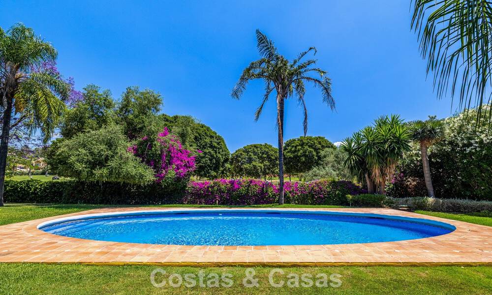 Villa pareada con gran potencial en venta, primera línea de golf en Nueva Andalucía, Marbella 802909