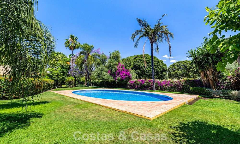 Villa pareada con gran potencial en venta, primera línea de golf en Nueva Andalucía, Marbella 802910