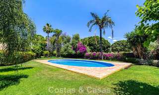 Villa pareada con gran potencial en venta, primera línea de golf en Nueva Andalucía, Marbella 802910 